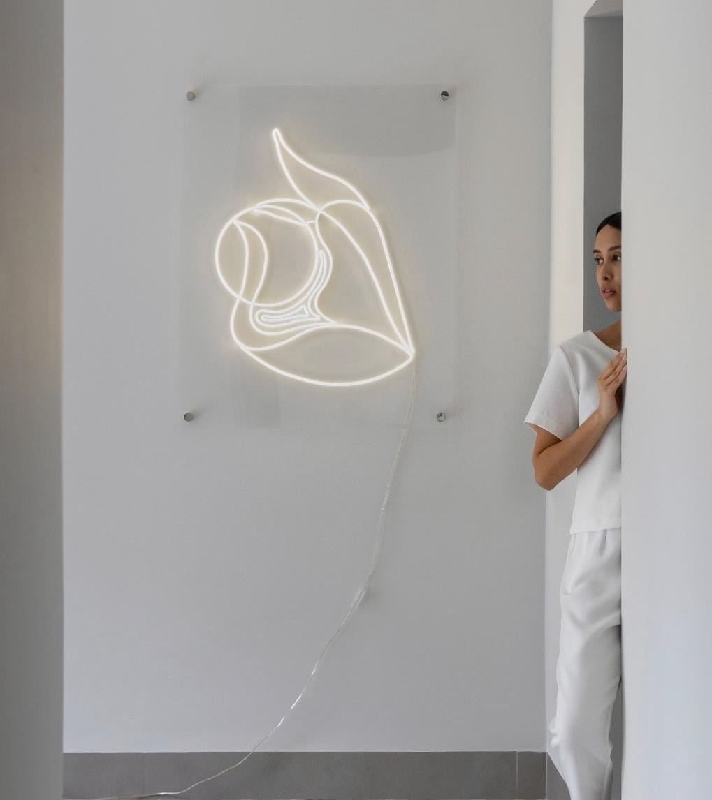 Peça artística luminosa criada pelo Studio Lúdico para um ambiente